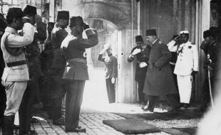 Mehmed VI, ultimo sultano ottomano, lascia il paese dopo l'abolizione del sultanato, 17 novembre 1922.